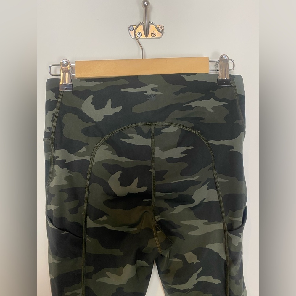 Athleta Ultimate Stash Pocket Camo 7/8 Size Small‎ - Picture 4 of 15